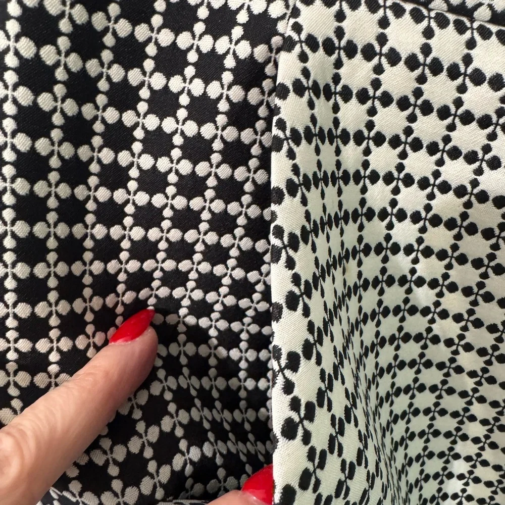 Banana Republic black and white Patterned Pencil Skirt size 10 with pockets